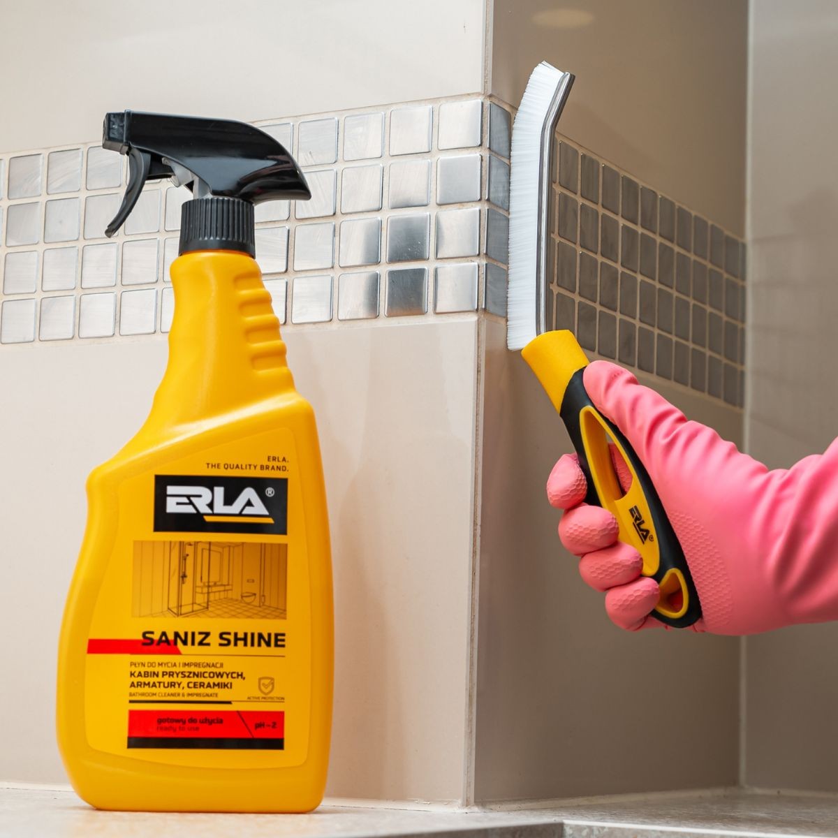 Plytelių tarpų valymas. Vonios kambario valymas