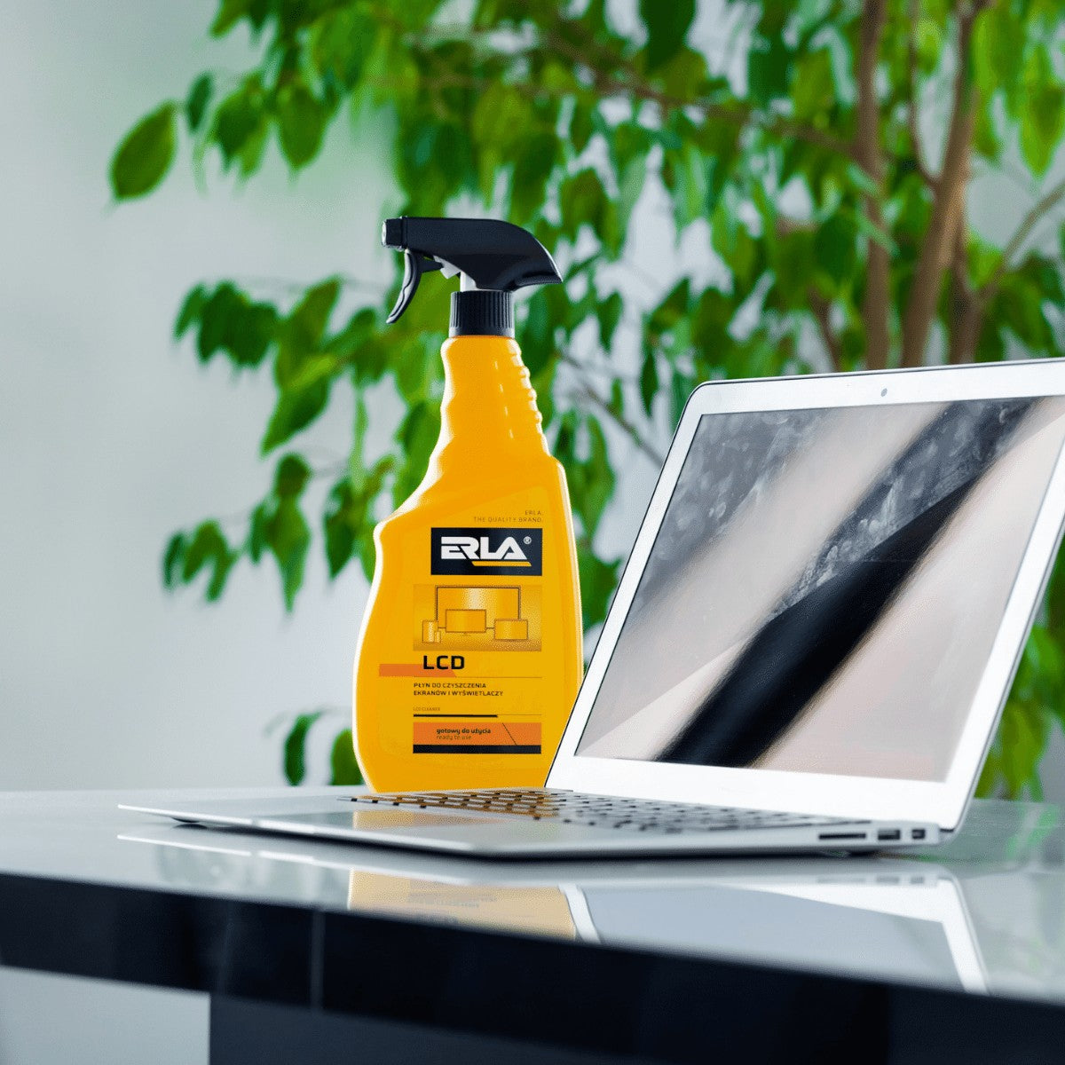 Profesionali valymo priemonė visų tipų jutikliniams ekranams, naudojamiems plazminiams, LCD, TFT, LED, OLED ekranams ir kt. išmaniuosiuose telefonuose, planšetiniuose kompiuteriuose, televizoriuose ar kompiuterių monitoriuose. Pašalina riebias žymes, pirštų atspaudus, nešvarumus, dulkes ir nikotino nuosėdas, todėl ekranas tampa geriau skaitomas