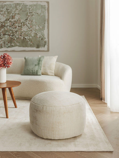 Apvalus kreminis minkštas pufas svetainei