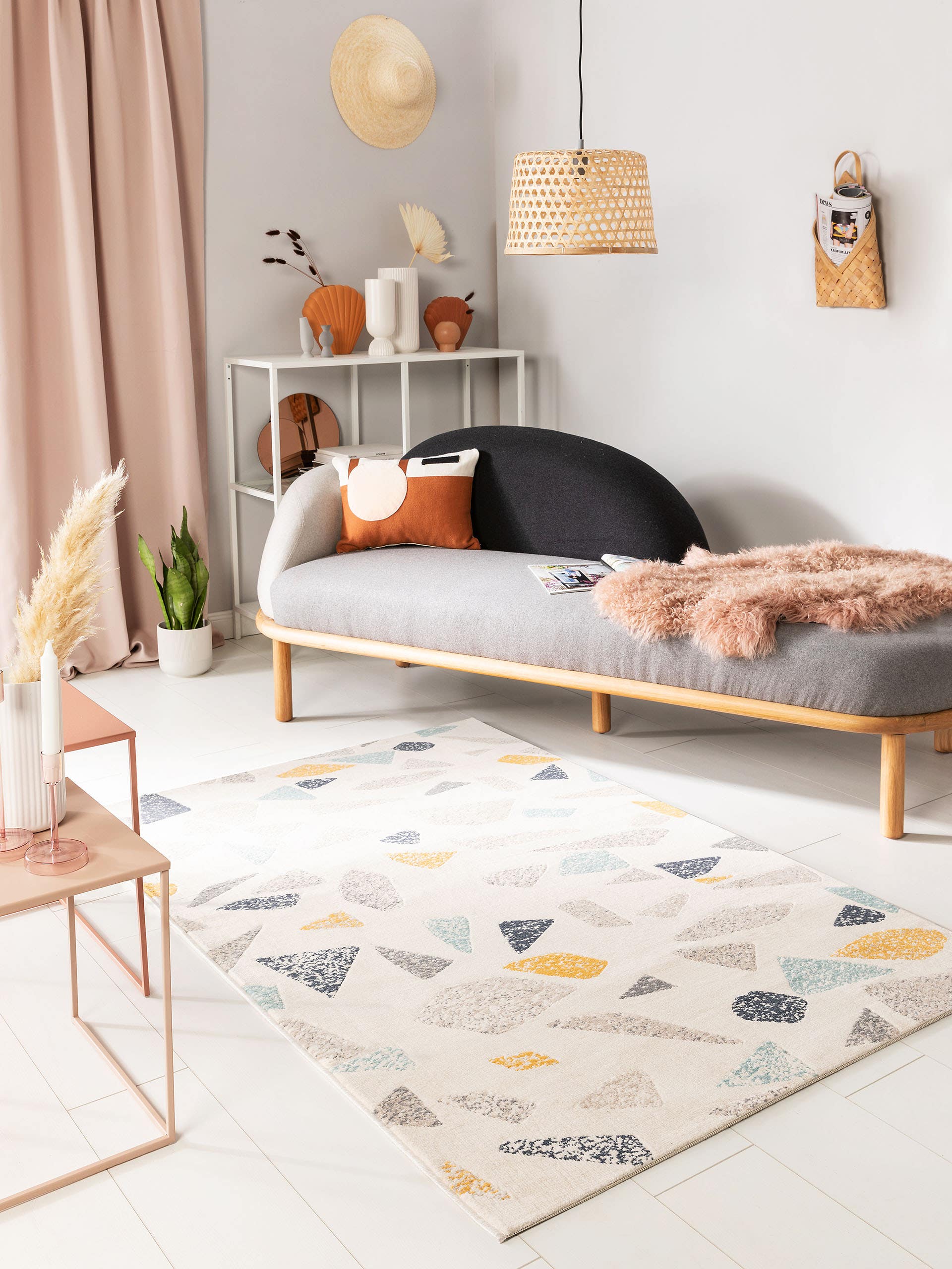 Spalvoti su raštais vaikiški kilimai